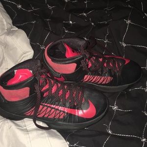 Nike red and black hyperdunk size 4 1/2